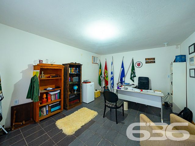VENHA CONHECER ESTE IMÓVEL RESIDENCIAL + GALPÃO + EDÍCULA NO BAIRRO VILA NOVA EM JOINVILLE - ESTUDA PERMUTA

Essa é uma super oportunidade para você! O terreno que faz frente para duas ruas possui 1.067,74m² de área total, situado em ótima localização no bairro Vila Nova - próximo ao terminal de ônibus, mercados, escolas, panificadoras, verdureiras, lojas comerciais e outras tantas comodidades ao redor. 

A parte da frente conta com uma casa térrea de 126m² de área construída e garagem com 42m², tendo em sua composição 3 dormitórios confortáveis, banheiro social, cozinha, sala de estar, lavanderia + um espaço de 1,30 x 1,50 metros (que pode ser feito mais um banheiro). 

A parte de trás conta com uma edícula de 5 x 10 metros (sendo uma ótima área de festas com churrasqueira) + piscina para aproveitar os dias de sol e calor + galpão de 10 x 10 metros + cobertura de 20 x 5 metros. 

Esse é um imóvel que possui tudo e mais um pouco! Por isso, não perca essa grande chance de ter tudo aquilo que sonhou!

Agende sua visita com um de nossos corretores agora mesmo.

Fale conosco e saiba mais:
Telefone: (47) 3451-0636
WhatsApp: (47) 99190-0636

Imobiliária 636