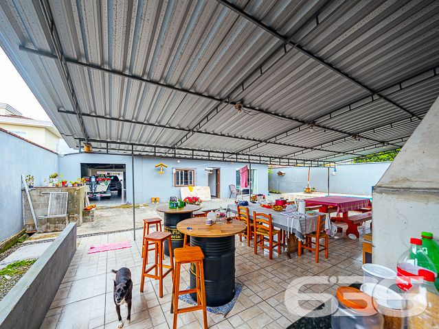 VENHA CONHECER ESTE IMÓVEL RESIDENCIAL + GALPÃO + EDÍCULA NO BAIRRO VILA NOVA EM JOINVILLE - ESTUDA PERMUTA

Essa é uma super oportunidade para você! O terreno que faz frente para duas ruas possui 1.067,74m² de área total, situado em ótima localização no bairro Vila Nova - próximo ao terminal de ônibus, mercados, escolas, panificadoras, verdureiras, lojas comerciais e outras tantas comodidades ao redor. 

A parte da frente conta com uma casa térrea de 126m² de área construída e garagem com 42m², tendo em sua composição 3 dormitórios confortáveis, banheiro social, cozinha, sala de estar, lavanderia + um espaço de 1,30 x 1,50 metros (que pode ser feito mais um banheiro). 

A parte de trás conta com uma edícula de 5 x 10 metros (sendo uma ótima área de festas com churrasqueira) + piscina para aproveitar os dias de sol e calor + galpão de 10 x 10 metros + cobertura de 20 x 5 metros. 

Esse é um imóvel que possui tudo e mais um pouco! Por isso, não perca essa grande chance de ter tudo aquilo que sonhou!

Agende sua visita com um de nossos corretores agora mesmo.

Fale conosco e saiba mais:
Telefone: (47) 3451-0636
WhatsApp: (47) 99190-0636

Imobiliária 636