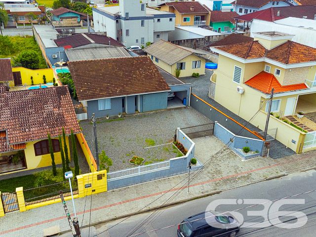VENHA CONHECER ESTE IMÓVEL RESIDENCIAL + GALPÃO + EDÍCULA NO BAIRRO VILA NOVA EM JOINVILLE - ESTUDA PERMUTA

Essa é uma super oportunidade para você! O terreno que faz frente para duas ruas possui 1.067,74m² de área total, situado em ótima localização no bairro Vila Nova - próximo ao terminal de ônibus, mercados, escolas, panificadoras, verdureiras, lojas comerciais e outras tantas comodidades ao redor. 

A parte da frente conta com uma casa térrea de 126m² de área construída e garagem com 42m², tendo em sua composição 3 dormitórios confortáveis, banheiro social, cozinha, sala de estar, lavanderia + um espaço de 1,30 x 1,50 metros (que pode ser feito mais um banheiro). 

A parte de trás conta com uma edícula de 5 x 10 metros (sendo uma ótima área de festas com churrasqueira) + piscina para aproveitar os dias de sol e calor + galpão de 10 x 10 metros + cobertura de 20 x 5 metros. 

Esse é um imóvel que possui tudo e mais um pouco! Por isso, não perca essa grande chance de ter tudo aquilo que sonhou!

Agende sua visita com um de nossos corretores agora mesmo.

Fale conosco e saiba mais:
Telefone: (47) 3451-0636
WhatsApp: (47) 99190-0636

Imobiliária 636