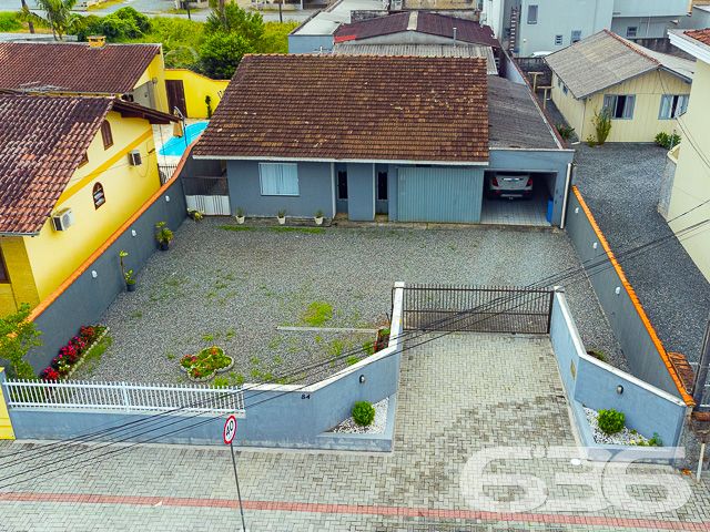 VENHA CONHECER ESTE IMÓVEL RESIDENCIAL + GALPÃO + EDÍCULA NO BAIRRO VILA NOVA EM JOINVILLE - ESTUDA PERMUTA

Essa é uma super oportunidade para você! O terreno que faz frente para duas ruas possui 1.067,74m² de área total, situado em ótima localização no bairro Vila Nova - próximo ao terminal de ônibus, mercados, escolas, panificadoras, verdureiras, lojas comerciais e outras tantas comodidades ao redor. 

A parte da frente conta com uma casa térrea de 126m² de área construída e garagem com 42m², tendo em sua composição 3 dormitórios confortáveis, banheiro social, cozinha, sala de estar, lavanderia + um espaço de 1,30 x 1,50 metros (que pode ser feito mais um banheiro). 

A parte de trás conta com uma edícula de 5 x 10 metros (sendo uma ótima área de festas com churrasqueira) + piscina para aproveitar os dias de sol e calor + galpão de 10 x 10 metros + cobertura de 20 x 5 metros. 

Esse é um imóvel que possui tudo e mais um pouco! Por isso, não perca essa grande chance de ter tudo aquilo que sonhou!

Agende sua visita com um de nossos corretores agora mesmo.

Fale conosco e saiba mais:
Telefone: (47) 3451-0636
WhatsApp: (47) 99190-0636

Imobiliária 636