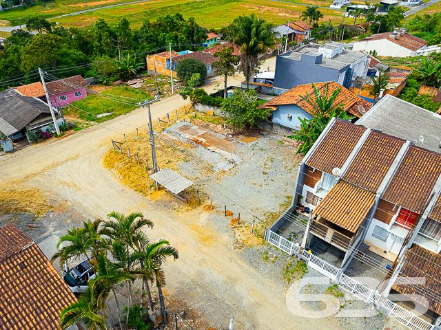 TERRENO DE ESQUINA DISPONÍVEL PARA VENDA NO BAIRRO ITINGA, ARAQUARI

Apresentamos este espaçoso terreno de esquina, abrangendo uma área total de 417,28m², com uma abertura de 20,42 metros. Este terreno é uma excelente opção tanto para construtores quanto para projetos residenciais multifamiliares.

Sua localização é estratégica, situando-se no bairro Itinga, em Araquari. Esta área é próxima a supermercados, restaurantes, um parque aquático, transporte público, estabelecimentos comerciais variados e uma série de outros serviços disponíveis na região.

Não perca essa grande oportunidade! Fale com um de nossos corretores agora mesmo e saiba mais sobre esse excelente lote.

Tire seus planos do papel e conte com a 636 para realizá-los.

Telefone: (47) 3451-0636
WhatsApp: (47) 99190-0636

Imobiliária 636.