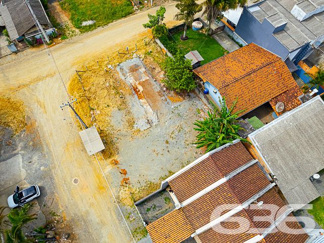TERRENO DE ESQUINA DISPONÍVEL PARA VENDA NO BAIRRO ITINGA, ARAQUARI

Apresentamos este espaçoso terreno de esquina, abrangendo uma área total de 417,28m², com uma abertura de 20,42 metros. Este terreno é uma excelente opção tanto para construtores quanto para projetos residenciais multifamiliares.

Sua localização é estratégica, situando-se no bairro Itinga, em Araquari. Esta área é próxima a supermercados, restaurantes, um parque aquático, transporte público, estabelecimentos comerciais variados e uma série de outros serviços disponíveis na região.

Não perca essa grande oportunidade! Fale com um de nossos corretores agora mesmo e saiba mais sobre esse excelente lote.

Tire seus planos do papel e conte com a 636 para realizá-los.

Telefone: (47) 3451-0636
WhatsApp: (47) 99190-0636

Imobiliária 636.