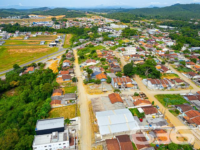 TERRENO DE ESQUINA DISPONÍVEL PARA VENDA NO BAIRRO ITINGA, ARAQUARI

Apresentamos este espaçoso terreno de esquina, abrangendo uma área total de 417,28m², com uma abertura de 20,42 metros. Este terreno é uma excelente opção tanto para construtores quanto para projetos residenciais multifamiliares.

Sua localização é estratégica, situando-se no bairro Itinga, em Araquari. Esta área é próxima a supermercados, restaurantes, um parque aquático, transporte público, estabelecimentos comerciais variados e uma série de outros serviços disponíveis na região.

Não perca essa grande oportunidade! Fale com um de nossos corretores agora mesmo e saiba mais sobre esse excelente lote.

Tire seus planos do papel e conte com a 636 para realizá-los.

Telefone: (47) 3451-0636
WhatsApp: (47) 99190-0636

Imobiliária 636.