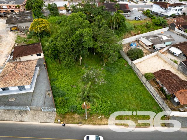 TERRENO À VENDA NO CENTRO DE GARUVA

Apresentamos a você uma rara oportunidade de adquirir um lote com uma generosa área total de 987m², com uma frente de 30 metros, estrategicamente localizado no centro de Garuva. Esta localização privilegiada coloca você a uma curta distância de todas as conveniências essenciais para o seu dia a dia, incluindo supermercados, escolas, padarias, academias, diversas lojas e muito mais.

O terreno, de topografia plana e já devidamente limpo, aguarda ansiosamente seu próximo projeto. Sua localização em uma rua pavimentada proporciona acessibilidade e praticidade adicionais.

Esta é a oportunidade que você esperava para transformar seus planos em realidade. Agora é o momento de dar o primeiro passo em direção à construção dos seus sonhos.

Não deixe escapar essa chance única! Entre em contato com nossa equipe de corretores dedicados para agendar uma visita e obter mais informações.

Para saber mais:
Telefone: (47) 3451-0636
WhatsApp: (47) 99190-0636

Conte com a expertise da Imobiliária 636 para realizar seus projetos imobiliários com sucesso.