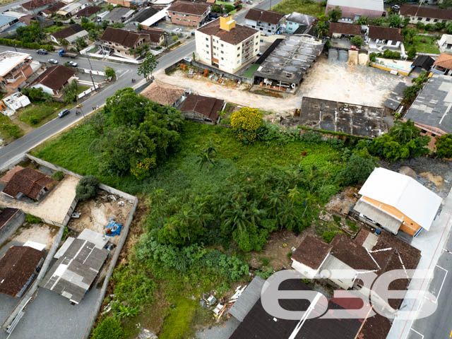 TERRENO À VENDA NO CENTRO DE GARUVA

Apresentamos a você uma rara oportunidade de adquirir um lote com uma generosa área total de 987m², com uma frente de 30 metros, estrategicamente localizado no centro de Garuva. Esta localização privilegiada coloca você a uma curta distância de todas as conveniências essenciais para o seu dia a dia, incluindo supermercados, escolas, padarias, academias, diversas lojas e muito mais.

O terreno, de topografia plana e já devidamente limpo, aguarda ansiosamente seu próximo projeto. Sua localização em uma rua pavimentada proporciona acessibilidade e praticidade adicionais.

Esta é a oportunidade que você esperava para transformar seus planos em realidade. Agora é o momento de dar o primeiro passo em direção à construção dos seus sonhos.

Não deixe escapar essa chance única! Entre em contato com nossa equipe de corretores dedicados para agendar uma visita e obter mais informações.

Para saber mais:
Telefone: (47) 3451-0636
WhatsApp: (47) 99190-0636

Conte com a expertise da Imobiliária 636 para realizar seus projetos imobiliários com sucesso.