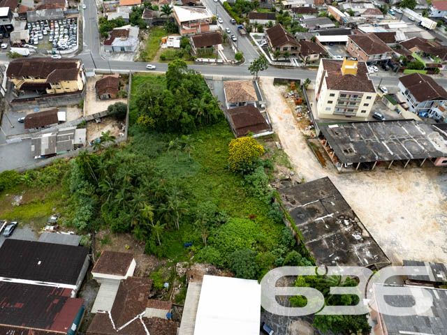 TERRENO À VENDA NO CENTRO DE GARUVA

Apresentamos a você uma rara oportunidade de adquirir um lote com uma generosa área total de 987m², com uma frente de 30 metros, estrategicamente localizado no centro de Garuva. Esta localização privilegiada coloca você a uma curta distância de todas as conveniências essenciais para o seu dia a dia, incluindo supermercados, escolas, padarias, academias, diversas lojas e muito mais.

O terreno, de topografia plana e já devidamente limpo, aguarda ansiosamente seu próximo projeto. Sua localização em uma rua pavimentada proporciona acessibilidade e praticidade adicionais.

Esta é a oportunidade que você esperava para transformar seus planos em realidade. Agora é o momento de dar o primeiro passo em direção à construção dos seus sonhos.

Não deixe escapar essa chance única! Entre em contato com nossa equipe de corretores dedicados para agendar uma visita e obter mais informações.

Para saber mais:
Telefone: (47) 3451-0636
WhatsApp: (47) 99190-0636

Conte com a expertise da Imobiliária 636 para realizar seus projetos imobiliários com sucesso.