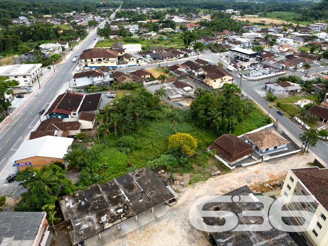 TERRENO À VENDA NO CENTRO DE GARUVA

Apresentamos a você uma rara oportunidade de adquirir um lote com uma generosa área total de 987m², com uma frente de 30 metros, estrategicamente localizado no centro de Garuva. Esta localização privilegiada coloca você a uma curta distância de todas as conveniências essenciais para o seu dia a dia, incluindo supermercados, escolas, padarias, academias, diversas lojas e muito mais.

O terreno, de topografia plana e já devidamente limpo, aguarda ansiosamente seu próximo projeto. Sua localização em uma rua pavimentada proporciona acessibilidade e praticidade adicionais.

Esta é a oportunidade que você esperava para transformar seus planos em realidade. Agora é o momento de dar o primeiro passo em direção à construção dos seus sonhos.

Não deixe escapar essa chance única! Entre em contato com nossa equipe de corretores dedicados para agendar uma visita e obter mais informações.

Para saber mais:
Telefone: (47) 3451-0636
WhatsApp: (47) 99190-0636

Conte com a expertise da Imobiliária 636 para realizar seus projetos imobiliários com sucesso.
