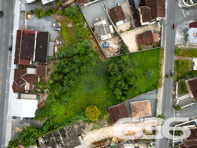 TERRENO À VENDA NO CENTRO DE GARUVA

Apresentamos a você uma rara oportunidade de adquirir um lote com uma generosa área total de 987m², com uma frente de 30 metros, estrategicamente localizado no centro de Garuva. Esta localização privilegiada coloca você a uma curta distância de todas as conveniências essenciais para o seu dia a dia, incluindo supermercados, escolas, padarias, academias, diversas lojas e muito mais.

O terreno, de topografia plana e já devidamente limpo, aguarda ansiosamente seu próximo projeto. Sua localização em uma rua pavimentada proporciona acessibilidade e praticidade adicionais.

Esta é a oportunidade que você esperava para transformar seus planos em realidade. Agora é o momento de dar o primeiro passo em direção à construção dos seus sonhos.

Não deixe escapar essa chance única! Entre em contato com nossa equipe de corretores dedicados para agendar uma visita e obter mais informações.

Para saber mais:
Telefone: (47) 3451-0636
WhatsApp: (47) 99190-0636

Conte com a expertise da Imobiliária 636 para realizar seus projetos imobiliários com sucesso.