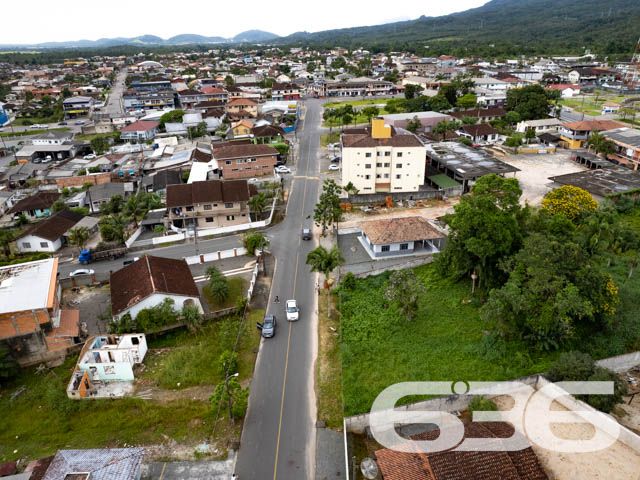 TERRENO À VENDA NO CENTRO DE GARUVA

Apresentamos a você uma rara oportunidade de adquirir um lote com uma generosa área total de 987m², com uma frente de 30 metros, estrategicamente localizado no centro de Garuva. Esta localização privilegiada coloca você a uma curta distância de todas as conveniências essenciais para o seu dia a dia, incluindo supermercados, escolas, padarias, academias, diversas lojas e muito mais.

O terreno, de topografia plana e já devidamente limpo, aguarda ansiosamente seu próximo projeto. Sua localização em uma rua pavimentada proporciona acessibilidade e praticidade adicionais.

Esta é a oportunidade que você esperava para transformar seus planos em realidade. Agora é o momento de dar o primeiro passo em direção à construção dos seus sonhos.

Não deixe escapar essa chance única! Entre em contato com nossa equipe de corretores dedicados para agendar uma visita e obter mais informações.

Para saber mais:
Telefone: (47) 3451-0636
WhatsApp: (47) 99190-0636

Conte com a expertise da Imobiliária 636 para realizar seus projetos imobiliários com sucesso.