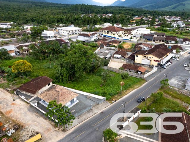 TERRENO À VENDA NO CENTRO DE GARUVA

Apresentamos a você uma rara oportunidade de adquirir um lote com uma generosa área total de 987m², com uma frente de 30 metros, estrategicamente localizado no centro de Garuva. Esta localização privilegiada coloca você a uma curta distância de todas as conveniências essenciais para o seu dia a dia, incluindo supermercados, escolas, padarias, academias, diversas lojas e muito mais.

O terreno, de topografia plana e já devidamente limpo, aguarda ansiosamente seu próximo projeto. Sua localização em uma rua pavimentada proporciona acessibilidade e praticidade adicionais.

Esta é a oportunidade que você esperava para transformar seus planos em realidade. Agora é o momento de dar o primeiro passo em direção à construção dos seus sonhos.

Não deixe escapar essa chance única! Entre em contato com nossa equipe de corretores dedicados para agendar uma visita e obter mais informações.

Para saber mais:
Telefone: (47) 3451-0636
WhatsApp: (47) 99190-0636

Conte com a expertise da Imobiliária 636 para realizar seus projetos imobiliários com sucesso.