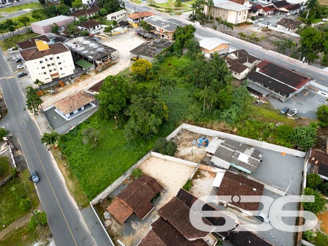TERRENO À VENDA NO CENTRO DE GARUVA

Apresentamos a você uma rara oportunidade de adquirir um lote com uma generosa área total de 987m², com uma frente de 30 metros, estrategicamente localizado no centro de Garuva. Esta localização privilegiada coloca você a uma curta distância de todas as conveniências essenciais para o seu dia a dia, incluindo supermercados, escolas, padarias, academias, diversas lojas e muito mais.

O terreno, de topografia plana e já devidamente limpo, aguarda ansiosamente seu próximo projeto. Sua localização em uma rua pavimentada proporciona acessibilidade e praticidade adicionais.

Esta é a oportunidade que você esperava para transformar seus planos em realidade. Agora é o momento de dar o primeiro passo em direção à construção dos seus sonhos.

Não deixe escapar essa chance única! Entre em contato com nossa equipe de corretores dedicados para agendar uma visita e obter mais informações.

Para saber mais:
Telefone: (47) 3451-0636
WhatsApp: (47) 99190-0636

Conte com a expertise da Imobiliária 636 para realizar seus projetos imobiliários com sucesso.