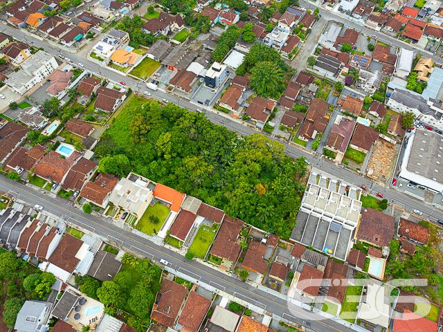 OPORTUNIDADE DE TERRENO NO BAIRRO BOM RETIRO
Este é um anúncio imperdível para quem busca um terreno amplo e bem localizado na cidade de Joinville! O terreno está localizado no bairro Bom Retiro, em uma rua pavimentada e com fácil acesso aos principais pontos da cidade. Com uma área total de 1.471,50m², este terreno é uma oportunidade única para quem deseja construir a casa dos seus sonhos ou até mesmo investir em um ótimo empreendimento.
O terreno é plano e regular, o que facilita muito a construção de imóveis com diferentes tipos de projeto. Além disso, ele conta com uma abertura de 30 metros, o que permite uma entrada imponente e valoriza ainda mais o imóvel.
O bairro Bom Retiro é uma região muito valorizada em Joinville, com fácil acesso aos principais comércios, serviços e avenidas da cidade. É uma excelente opção para quem busca conforto, segurança e praticidade em um só lugar.
Não perca a chance de adquirir este terreno incrível e construir o imóvel dos seus sonhos! Entre em contato conosco e agende uma visita para conhecer pessoalmente este lote único.
Fale conosco e saiba mais:
Telefone: (47) 3451-0636
WhatsApp: (47) 99190-0636
Imobiliária 636.