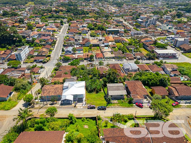 VENDE-SE TERRENO NO BAIRRO NOVA BRASÍLIA
Essa é uma oportunidade única para adquirir um terreno com localização privilegiada no bairro Nova Brasília em Joinville. Com 390m² de área total, este terreno é plano e regular, perfeito para construção de uma casa ou ponto comercial.
Com 13 metros de abertura por 30 metros em ambos os lados, o terreno permite uma ampla variedade de projetos de construção, garantindo a possibilidade de construir uma casa espaçosa e confortável, com espaço suficiente para jardim ou área de lazer.
O bairro Nova Brasília é conhecido por ser uma região tranquila e residencial, com fácil acesso a comércios, escolas, hospitais e transporte público. A proximidade com o centro da cidade é outro fator que valoriza a região.
Não perca a chance de adquirir um terreno com excelente localização e investir no seu futuro. Agende já uma visita e confira de perto todas as vantagens deste terreno!
Fale conosco e saiba mais:
Telefone: (47) 3451-0636
WhatsApp: (47) 99190-0636
Imobiliária 636.