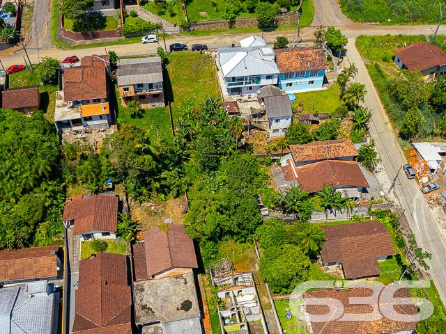 VENDE-SE TERRENO NO BAIRRO NOVA BRASÍLIA
Essa é uma oportunidade única para adquirir um terreno com localização privilegiada no bairro Nova Brasília em Joinville. Com 390m² de área total, este terreno é plano e regular, perfeito para construção de uma casa ou ponto comercial.
Com 13 metros de abertura por 30 metros em ambos os lados, o terreno permite uma ampla variedade de projetos de construção, garantindo a possibilidade de construir uma casa espaçosa e confortável, com espaço suficiente para jardim ou área de lazer.
O bairro Nova Brasília é conhecido por ser uma região tranquila e residencial, com fácil acesso a comércios, escolas, hospitais e transporte público. A proximidade com o centro da cidade é outro fator que valoriza a região.
Não perca a chance de adquirir um terreno com excelente localização e investir no seu futuro. Agende já uma visita e confira de perto todas as vantagens deste terreno!
Fale conosco e saiba mais:
Telefone: (47) 3451-0636
WhatsApp: (47) 99190-0636
Imobiliária 636.