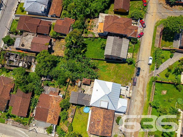 VENDE-SE TERRENO NO BAIRRO NOVA BRASÍLIA
Essa é uma oportunidade única para adquirir um terreno com localização privilegiada no bairro Nova Brasília em Joinville. Com 390m² de área total, este terreno é plano e regular, perfeito para construção de uma casa ou ponto comercial.
Com 13 metros de abertura por 30 metros em ambos os lados, o terreno permite uma ampla variedade de projetos de construção, garantindo a possibilidade de construir uma casa espaçosa e confortável, com espaço suficiente para jardim ou área de lazer.
O bairro Nova Brasília é conhecido por ser uma região tranquila e residencial, com fácil acesso a comércios, escolas, hospitais e transporte público. A proximidade com o centro da cidade é outro fator que valoriza a região.
Não perca a chance de adquirir um terreno com excelente localização e investir no seu futuro. Agende já uma visita e confira de perto todas as vantagens deste terreno!
Fale conosco e saiba mais:
Telefone: (47) 3451-0636
WhatsApp: (47) 99190-0636
Imobiliária 636.