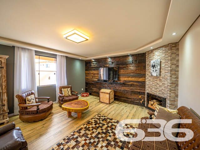 IMÓVEL DE ALTO PADRÃO PERTO DA PRAIA - COM SUÍTE MASTER

Em meio a um mercado imobiliário cada vez mais competitivo, apresentamos a você uma oportunidade única. Um imóvel belíssimo, com acabamento impecável e decoração rústica que encanta à primeira vista. São materiais de ótima qualidade, portas altas e detalhes cuidadosamente pensados para criar um ambiente sofisticado e aconchegante.

A área de festas é um verdadeiro convite para reunir amigos e familiares. Com churrasqueira e fogão a lenha, o espaço oferece um charme único e a possibilidade de preparar refeições deliciosas em meio à beleza natural da região.

A suíte master é simplesmente espetacular, com uma decoração que a torna um ambiente acolhedor e relaxante. São mais 3 dormitórios, duas sacadas, cozinha, sala de estar e jantar, home office e três vagas de garagem, tudo em cômodos amplos, arejados e bem iluminados.

A inclusão de uma escada de madeira - moderna e sofisticada - que liga o segundo andar ao terceiro piso é uma adição impressionante que acrescenta muito valor estético e funcional à propriedade. A escada de madeira, com sua textura natural e calorosa, pode se tornar uma peça central da casa, adicionando um elemento de elegância e charme que é difícil de ser alcançado com outros materiais. Além disso, a escada oferece uma maneira prática e segura de acesso ao terceiro piso, onde está localizada a área de festas, tornando a circulação dentro do imóvel mais fluída e confortável para seus habitantes e visitantes.

Aliás, com uma área construída de 360m², este imóvel é uma oportunidade única de viver com conforto e elegância em uma localização privilegiada. A apenas 110 metros da Praia da Picama em Balneário Barra do Sul, você terá à sua disposição uma região tranquila e acolhedora, com fácil acesso a comércios e serviços.

Não perca esta chance de realizar o sonho de morar em um imóvel sofisticado, com acabamento impecável e decoração rústica bem feita. Agende uma visita e sinta na pele a sensação de estar em um lugar que vai além das expectativas.

Fale conosco e saiba mais:
Telefone: (47) 3448-3636
WhatsApp: (47) 99190-0636

Imobiliária 636. 