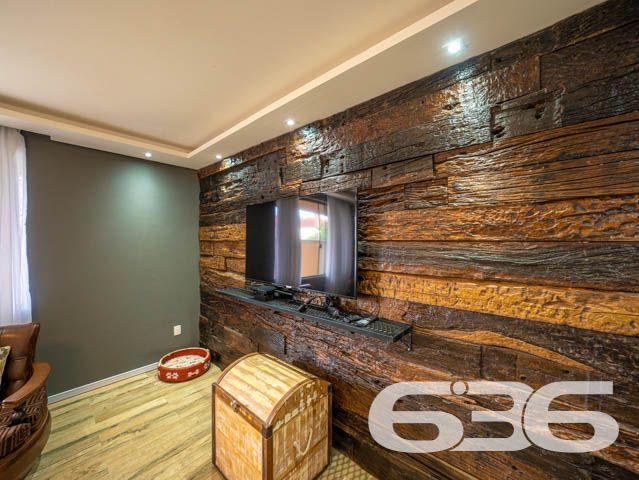 IMÓVEL DE ALTO PADRÃO PERTO DA PRAIA - COM SUÍTE MASTER

Em meio a um mercado imobiliário cada vez mais competitivo, apresentamos a você uma oportunidade única. Um imóvel belíssimo, com acabamento impecável e decoração rústica que encanta à primeira vista. São materiais de ótima qualidade, portas altas e detalhes cuidadosamente pensados para criar um ambiente sofisticado e aconchegante.

A área de festas é um verdadeiro convite para reunir amigos e familiares. Com churrasqueira e fogão a lenha, o espaço oferece um charme único e a possibilidade de preparar refeições deliciosas em meio à beleza natural da região.

A suíte master é simplesmente espetacular, com uma decoração que a torna um ambiente acolhedor e relaxante. São mais 3 dormitórios, duas sacadas, cozinha, sala de estar e jantar, home office e três vagas de garagem, tudo em cômodos amplos, arejados e bem iluminados.

A inclusão de uma escada de madeira - moderna e sofisticada - que liga o segundo andar ao terceiro piso é uma adição impressionante que acrescenta muito valor estético e funcional à propriedade. A escada de madeira, com sua textura natural e calorosa, pode se tornar uma peça central da casa, adicionando um elemento de elegância e charme que é difícil de ser alcançado com outros materiais. Além disso, a escada oferece uma maneira prática e segura de acesso ao terceiro piso, onde está localizada a área de festas, tornando a circulação dentro do imóvel mais fluída e confortável para seus habitantes e visitantes.

Aliás, com uma área construída de 360m², este imóvel é uma oportunidade única de viver com conforto e elegância em uma localização privilegiada. A apenas 110 metros da Praia da Picama em Balneário Barra do Sul, você terá à sua disposição uma região tranquila e acolhedora, com fácil acesso a comércios e serviços.

Não perca esta chance de realizar o sonho de morar em um imóvel sofisticado, com acabamento impecável e decoração rústica bem feita. Agende uma visita e sinta na pele a sensação de estar em um lugar que vai além das expectativas.

Fale conosco e saiba mais:
Telefone: (47) 3448-3636
WhatsApp: (47) 99190-0636

Imobiliária 636. 