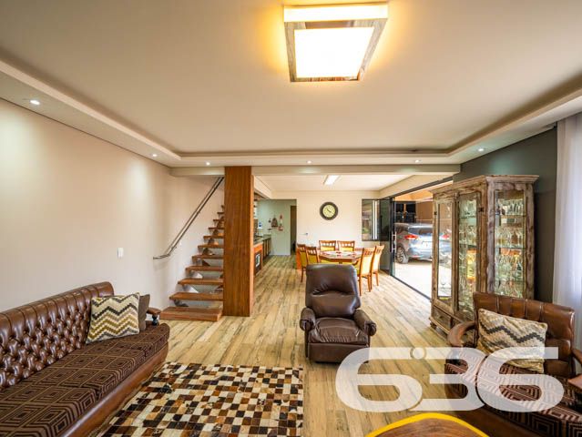 IMÓVEL DE ALTO PADRÃO PERTO DA PRAIA - COM SUÍTE MASTER

Em meio a um mercado imobiliário cada vez mais competitivo, apresentamos a você uma oportunidade única. Um imóvel belíssimo, com acabamento impecável e decoração rústica que encanta à primeira vista. São materiais de ótima qualidade, portas altas e detalhes cuidadosamente pensados para criar um ambiente sofisticado e aconchegante.

A área de festas é um verdadeiro convite para reunir amigos e familiares. Com churrasqueira e fogão a lenha, o espaço oferece um charme único e a possibilidade de preparar refeições deliciosas em meio à beleza natural da região.

A suíte master é simplesmente espetacular, com uma decoração que a torna um ambiente acolhedor e relaxante. São mais 3 dormitórios, duas sacadas, cozinha, sala de estar e jantar, home office e três vagas de garagem, tudo em cômodos amplos, arejados e bem iluminados.

A inclusão de uma escada de madeira - moderna e sofisticada - que liga o segundo andar ao terceiro piso é uma adição impressionante que acrescenta muito valor estético e funcional à propriedade. A escada de madeira, com sua textura natural e calorosa, pode se tornar uma peça central da casa, adicionando um elemento de elegância e charme que é difícil de ser alcançado com outros materiais. Além disso, a escada oferece uma maneira prática e segura de acesso ao terceiro piso, onde está localizada a área de festas, tornando a circulação dentro do imóvel mais fluída e confortável para seus habitantes e visitantes.

Aliás, com uma área construída de 360m², este imóvel é uma oportunidade única de viver com conforto e elegância em uma localização privilegiada. A apenas 110 metros da Praia da Picama em Balneário Barra do Sul, você terá à sua disposição uma região tranquila e acolhedora, com fácil acesso a comércios e serviços.

Não perca esta chance de realizar o sonho de morar em um imóvel sofisticado, com acabamento impecável e decoração rústica bem feita. Agende uma visita e sinta na pele a sensação de estar em um lugar que vai além das expectativas.

Fale conosco e saiba mais:
Telefone: (47) 3448-3636
WhatsApp: (47) 99190-0636

Imobiliária 636. 