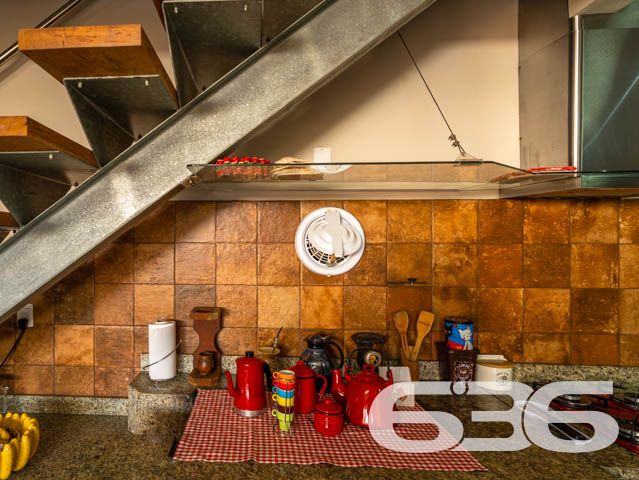 IMÓVEL DE ALTO PADRÃO PERTO DA PRAIA - COM SUÍTE MASTER

Em meio a um mercado imobiliário cada vez mais competitivo, apresentamos a você uma oportunidade única. Um imóvel belíssimo, com acabamento impecável e decoração rústica que encanta à primeira vista. São materiais de ótima qualidade, portas altas e detalhes cuidadosamente pensados para criar um ambiente sofisticado e aconchegante.

A área de festas é um verdadeiro convite para reunir amigos e familiares. Com churrasqueira e fogão a lenha, o espaço oferece um charme único e a possibilidade de preparar refeições deliciosas em meio à beleza natural da região.

A suíte master é simplesmente espetacular, com uma decoração que a torna um ambiente acolhedor e relaxante. São mais 3 dormitórios, duas sacadas, cozinha, sala de estar e jantar, home office e três vagas de garagem, tudo em cômodos amplos, arejados e bem iluminados.

A inclusão de uma escada de madeira - moderna e sofisticada - que liga o segundo andar ao terceiro piso é uma adição impressionante que acrescenta muito valor estético e funcional à propriedade. A escada de madeira, com sua textura natural e calorosa, pode se tornar uma peça central da casa, adicionando um elemento de elegância e charme que é difícil de ser alcançado com outros materiais. Além disso, a escada oferece uma maneira prática e segura de acesso ao terceiro piso, onde está localizada a área de festas, tornando a circulação dentro do imóvel mais fluída e confortável para seus habitantes e visitantes.

Aliás, com uma área construída de 360m², este imóvel é uma oportunidade única de viver com conforto e elegância em uma localização privilegiada. A apenas 110 metros da Praia da Picama em Balneário Barra do Sul, você terá à sua disposição uma região tranquila e acolhedora, com fácil acesso a comércios e serviços.

Não perca esta chance de realizar o sonho de morar em um imóvel sofisticado, com acabamento impecável e decoração rústica bem feita. Agende uma visita e sinta na pele a sensação de estar em um lugar que vai além das expectativas.

Fale conosco e saiba mais:
Telefone: (47) 3448-3636
WhatsApp: (47) 99190-0636

Imobiliária 636. 