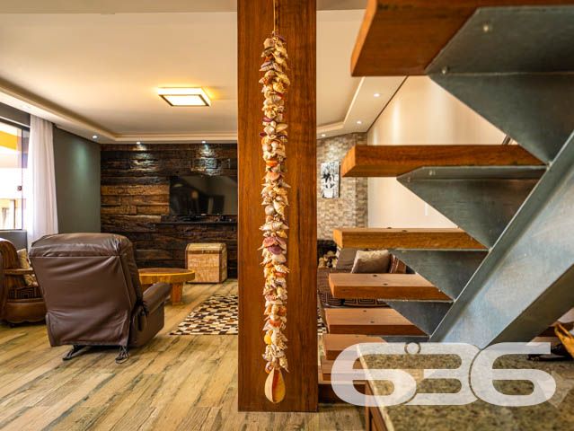 IMÓVEL DE ALTO PADRÃO PERTO DA PRAIA - COM SUÍTE MASTER

Em meio a um mercado imobiliário cada vez mais competitivo, apresentamos a você uma oportunidade única. Um imóvel belíssimo, com acabamento impecável e decoração rústica que encanta à primeira vista. São materiais de ótima qualidade, portas altas e detalhes cuidadosamente pensados para criar um ambiente sofisticado e aconchegante.

A área de festas é um verdadeiro convite para reunir amigos e familiares. Com churrasqueira e fogão a lenha, o espaço oferece um charme único e a possibilidade de preparar refeições deliciosas em meio à beleza natural da região.

A suíte master é simplesmente espetacular, com uma decoração que a torna um ambiente acolhedor e relaxante. São mais 3 dormitórios, duas sacadas, cozinha, sala de estar e jantar, home office e três vagas de garagem, tudo em cômodos amplos, arejados e bem iluminados.

A inclusão de uma escada de madeira - moderna e sofisticada - que liga o segundo andar ao terceiro piso é uma adição impressionante que acrescenta muito valor estético e funcional à propriedade. A escada de madeira, com sua textura natural e calorosa, pode se tornar uma peça central da casa, adicionando um elemento de elegância e charme que é difícil de ser alcançado com outros materiais. Além disso, a escada oferece uma maneira prática e segura de acesso ao terceiro piso, onde está localizada a área de festas, tornando a circulação dentro do imóvel mais fluída e confortável para seus habitantes e visitantes.

Aliás, com uma área construída de 360m², este imóvel é uma oportunidade única de viver com conforto e elegância em uma localização privilegiada. A apenas 110 metros da Praia da Picama em Balneário Barra do Sul, você terá à sua disposição uma região tranquila e acolhedora, com fácil acesso a comércios e serviços.

Não perca esta chance de realizar o sonho de morar em um imóvel sofisticado, com acabamento impecável e decoração rústica bem feita. Agende uma visita e sinta na pele a sensação de estar em um lugar que vai além das expectativas.

Fale conosco e saiba mais:
Telefone: (47) 3448-3636
WhatsApp: (47) 99190-0636

Imobiliária 636. 