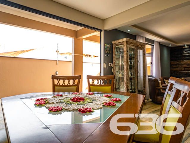 IMÓVEL DE ALTO PADRÃO PERTO DA PRAIA - COM SUÍTE MASTER

Em meio a um mercado imobiliário cada vez mais competitivo, apresentamos a você uma oportunidade única. Um imóvel belíssimo, com acabamento impecável e decoração rústica que encanta à primeira vista. São materiais de ótima qualidade, portas altas e detalhes cuidadosamente pensados para criar um ambiente sofisticado e aconchegante.

A área de festas é um verdadeiro convite para reunir amigos e familiares. Com churrasqueira e fogão a lenha, o espaço oferece um charme único e a possibilidade de preparar refeições deliciosas em meio à beleza natural da região.

A suíte master é simplesmente espetacular, com uma decoração que a torna um ambiente acolhedor e relaxante. São mais 3 dormitórios, duas sacadas, cozinha, sala de estar e jantar, home office e três vagas de garagem, tudo em cômodos amplos, arejados e bem iluminados.

A inclusão de uma escada de madeira - moderna e sofisticada - que liga o segundo andar ao terceiro piso é uma adição impressionante que acrescenta muito valor estético e funcional à propriedade. A escada de madeira, com sua textura natural e calorosa, pode se tornar uma peça central da casa, adicionando um elemento de elegância e charme que é difícil de ser alcançado com outros materiais. Além disso, a escada oferece uma maneira prática e segura de acesso ao terceiro piso, onde está localizada a área de festas, tornando a circulação dentro do imóvel mais fluída e confortável para seus habitantes e visitantes.

Aliás, com uma área construída de 360m², este imóvel é uma oportunidade única de viver com conforto e elegância em uma localização privilegiada. A apenas 110 metros da Praia da Picama em Balneário Barra do Sul, você terá à sua disposição uma região tranquila e acolhedora, com fácil acesso a comércios e serviços.

Não perca esta chance de realizar o sonho de morar em um imóvel sofisticado, com acabamento impecável e decoração rústica bem feita. Agende uma visita e sinta na pele a sensação de estar em um lugar que vai além das expectativas.

Fale conosco e saiba mais:
Telefone: (47) 3448-3636
WhatsApp: (47) 99190-0636

Imobiliária 636. 