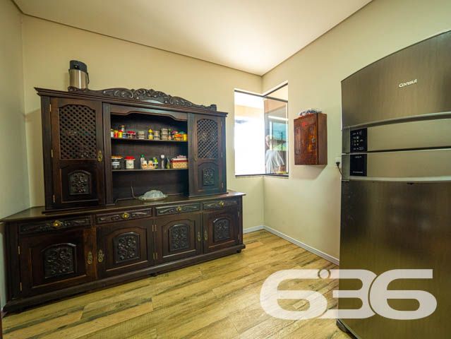 IMÓVEL DE ALTO PADRÃO PERTO DA PRAIA - COM SUÍTE MASTER

Em meio a um mercado imobiliário cada vez mais competitivo, apresentamos a você uma oportunidade única. Um imóvel belíssimo, com acabamento impecável e decoração rústica que encanta à primeira vista. São materiais de ótima qualidade, portas altas e detalhes cuidadosamente pensados para criar um ambiente sofisticado e aconchegante.

A área de festas é um verdadeiro convite para reunir amigos e familiares. Com churrasqueira e fogão a lenha, o espaço oferece um charme único e a possibilidade de preparar refeições deliciosas em meio à beleza natural da região.

A suíte master é simplesmente espetacular, com uma decoração que a torna um ambiente acolhedor e relaxante. São mais 3 dormitórios, duas sacadas, cozinha, sala de estar e jantar, home office e três vagas de garagem, tudo em cômodos amplos, arejados e bem iluminados.

A inclusão de uma escada de madeira - moderna e sofisticada - que liga o segundo andar ao terceiro piso é uma adição impressionante que acrescenta muito valor estético e funcional à propriedade. A escada de madeira, com sua textura natural e calorosa, pode se tornar uma peça central da casa, adicionando um elemento de elegância e charme que é difícil de ser alcançado com outros materiais. Além disso, a escada oferece uma maneira prática e segura de acesso ao terceiro piso, onde está localizada a área de festas, tornando a circulação dentro do imóvel mais fluída e confortável para seus habitantes e visitantes.

Aliás, com uma área construída de 360m², este imóvel é uma oportunidade única de viver com conforto e elegância em uma localização privilegiada. A apenas 110 metros da Praia da Picama em Balneário Barra do Sul, você terá à sua disposição uma região tranquila e acolhedora, com fácil acesso a comércios e serviços.

Não perca esta chance de realizar o sonho de morar em um imóvel sofisticado, com acabamento impecável e decoração rústica bem feita. Agende uma visita e sinta na pele a sensação de estar em um lugar que vai além das expectativas.

Fale conosco e saiba mais:
Telefone: (47) 3448-3636
WhatsApp: (47) 99190-0636

Imobiliária 636. 