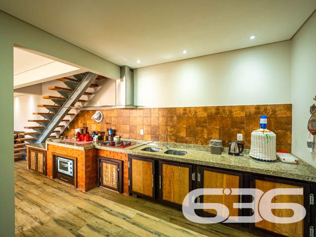 IMÓVEL DE ALTO PADRÃO PERTO DA PRAIA - COM SUÍTE MASTER

Em meio a um mercado imobiliário cada vez mais competitivo, apresentamos a você uma oportunidade única. Um imóvel belíssimo, com acabamento impecável e decoração rústica que encanta à primeira vista. São materiais de ótima qualidade, portas altas e detalhes cuidadosamente pensados para criar um ambiente sofisticado e aconchegante.

A área de festas é um verdadeiro convite para reunir amigos e familiares. Com churrasqueira e fogão a lenha, o espaço oferece um charme único e a possibilidade de preparar refeições deliciosas em meio à beleza natural da região.

A suíte master é simplesmente espetacular, com uma decoração que a torna um ambiente acolhedor e relaxante. São mais 3 dormitórios, duas sacadas, cozinha, sala de estar e jantar, home office e três vagas de garagem, tudo em cômodos amplos, arejados e bem iluminados.

A inclusão de uma escada de madeira - moderna e sofisticada - que liga o segundo andar ao terceiro piso é uma adição impressionante que acrescenta muito valor estético e funcional à propriedade. A escada de madeira, com sua textura natural e calorosa, pode se tornar uma peça central da casa, adicionando um elemento de elegância e charme que é difícil de ser alcançado com outros materiais. Além disso, a escada oferece uma maneira prática e segura de acesso ao terceiro piso, onde está localizada a área de festas, tornando a circulação dentro do imóvel mais fluída e confortável para seus habitantes e visitantes.

Aliás, com uma área construída de 360m², este imóvel é uma oportunidade única de viver com conforto e elegância em uma localização privilegiada. A apenas 110 metros da Praia da Picama em Balneário Barra do Sul, você terá à sua disposição uma região tranquila e acolhedora, com fácil acesso a comércios e serviços.

Não perca esta chance de realizar o sonho de morar em um imóvel sofisticado, com acabamento impecável e decoração rústica bem feita. Agende uma visita e sinta na pele a sensação de estar em um lugar que vai além das expectativas.

Fale conosco e saiba mais:
Telefone: (47) 3448-3636
WhatsApp: (47) 99190-0636

Imobiliária 636. 