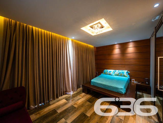 IMÓVEL DE ALTO PADRÃO PERTO DA PRAIA - COM SUÍTE MASTER

Em meio a um mercado imobiliário cada vez mais competitivo, apresentamos a você uma oportunidade única. Um imóvel belíssimo, com acabamento impecável e decoração rústica que encanta à primeira vista. São materiais de ótima qualidade, portas altas e detalhes cuidadosamente pensados para criar um ambiente sofisticado e aconchegante.

A área de festas é um verdadeiro convite para reunir amigos e familiares. Com churrasqueira e fogão a lenha, o espaço oferece um charme único e a possibilidade de preparar refeições deliciosas em meio à beleza natural da região.

A suíte master é simplesmente espetacular, com uma decoração que a torna um ambiente acolhedor e relaxante. São mais 3 dormitórios, duas sacadas, cozinha, sala de estar e jantar, home office e três vagas de garagem, tudo em cômodos amplos, arejados e bem iluminados.

A inclusão de uma escada de madeira - moderna e sofisticada - que liga o segundo andar ao terceiro piso é uma adição impressionante que acrescenta muito valor estético e funcional à propriedade. A escada de madeira, com sua textura natural e calorosa, pode se tornar uma peça central da casa, adicionando um elemento de elegância e charme que é difícil de ser alcançado com outros materiais. Além disso, a escada oferece uma maneira prática e segura de acesso ao terceiro piso, onde está localizada a área de festas, tornando a circulação dentro do imóvel mais fluída e confortável para seus habitantes e visitantes.

Aliás, com uma área construída de 360m², este imóvel é uma oportunidade única de viver com conforto e elegância em uma localização privilegiada. A apenas 110 metros da Praia da Picama em Balneário Barra do Sul, você terá à sua disposição uma região tranquila e acolhedora, com fácil acesso a comércios e serviços.

Não perca esta chance de realizar o sonho de morar em um imóvel sofisticado, com acabamento impecável e decoração rústica bem feita. Agende uma visita e sinta na pele a sensação de estar em um lugar que vai além das expectativas.

Fale conosco e saiba mais:
Telefone: (47) 3448-3636
WhatsApp: (47) 99190-0636

Imobiliária 636. 