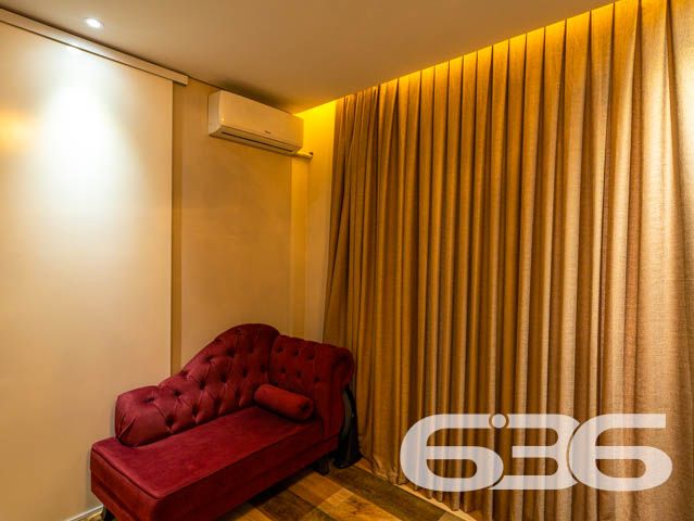 IMÓVEL DE ALTO PADRÃO PERTO DA PRAIA - COM SUÍTE MASTER

Em meio a um mercado imobiliário cada vez mais competitivo, apresentamos a você uma oportunidade única. Um imóvel belíssimo, com acabamento impecável e decoração rústica que encanta à primeira vista. São materiais de ótima qualidade, portas altas e detalhes cuidadosamente pensados para criar um ambiente sofisticado e aconchegante.

A área de festas é um verdadeiro convite para reunir amigos e familiares. Com churrasqueira e fogão a lenha, o espaço oferece um charme único e a possibilidade de preparar refeições deliciosas em meio à beleza natural da região.

A suíte master é simplesmente espetacular, com uma decoração que a torna um ambiente acolhedor e relaxante. São mais 3 dormitórios, duas sacadas, cozinha, sala de estar e jantar, home office e três vagas de garagem, tudo em cômodos amplos, arejados e bem iluminados.

A inclusão de uma escada de madeira - moderna e sofisticada - que liga o segundo andar ao terceiro piso é uma adição impressionante que acrescenta muito valor estético e funcional à propriedade. A escada de madeira, com sua textura natural e calorosa, pode se tornar uma peça central da casa, adicionando um elemento de elegância e charme que é difícil de ser alcançado com outros materiais. Além disso, a escada oferece uma maneira prática e segura de acesso ao terceiro piso, onde está localizada a área de festas, tornando a circulação dentro do imóvel mais fluída e confortável para seus habitantes e visitantes.

Aliás, com uma área construída de 360m², este imóvel é uma oportunidade única de viver com conforto e elegância em uma localização privilegiada. A apenas 110 metros da Praia da Picama em Balneário Barra do Sul, você terá à sua disposição uma região tranquila e acolhedora, com fácil acesso a comércios e serviços.

Não perca esta chance de realizar o sonho de morar em um imóvel sofisticado, com acabamento impecável e decoração rústica bem feita. Agende uma visita e sinta na pele a sensação de estar em um lugar que vai além das expectativas.

Fale conosco e saiba mais:
Telefone: (47) 3448-3636
WhatsApp: (47) 99190-0636

Imobiliária 636. 