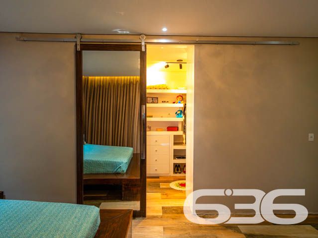 IMÓVEL DE ALTO PADRÃO PERTO DA PRAIA - COM SUÍTE MASTER

Em meio a um mercado imobiliário cada vez mais competitivo, apresentamos a você uma oportunidade única. Um imóvel belíssimo, com acabamento impecável e decoração rústica que encanta à primeira vista. São materiais de ótima qualidade, portas altas e detalhes cuidadosamente pensados para criar um ambiente sofisticado e aconchegante.

A área de festas é um verdadeiro convite para reunir amigos e familiares. Com churrasqueira e fogão a lenha, o espaço oferece um charme único e a possibilidade de preparar refeições deliciosas em meio à beleza natural da região.

A suíte master é simplesmente espetacular, com uma decoração que a torna um ambiente acolhedor e relaxante. São mais 3 dormitórios, duas sacadas, cozinha, sala de estar e jantar, home office e três vagas de garagem, tudo em cômodos amplos, arejados e bem iluminados.

A inclusão de uma escada de madeira - moderna e sofisticada - que liga o segundo andar ao terceiro piso é uma adição impressionante que acrescenta muito valor estético e funcional à propriedade. A escada de madeira, com sua textura natural e calorosa, pode se tornar uma peça central da casa, adicionando um elemento de elegância e charme que é difícil de ser alcançado com outros materiais. Além disso, a escada oferece uma maneira prática e segura de acesso ao terceiro piso, onde está localizada a área de festas, tornando a circulação dentro do imóvel mais fluída e confortável para seus habitantes e visitantes.

Aliás, com uma área construída de 360m², este imóvel é uma oportunidade única de viver com conforto e elegância em uma localização privilegiada. A apenas 110 metros da Praia da Picama em Balneário Barra do Sul, você terá à sua disposição uma região tranquila e acolhedora, com fácil acesso a comércios e serviços.

Não perca esta chance de realizar o sonho de morar em um imóvel sofisticado, com acabamento impecável e decoração rústica bem feita. Agende uma visita e sinta na pele a sensação de estar em um lugar que vai além das expectativas.

Fale conosco e saiba mais:
Telefone: (47) 3448-3636
WhatsApp: (47) 99190-0636

Imobiliária 636. 