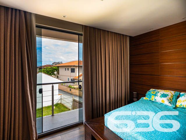 IMÓVEL DE ALTO PADRÃO PERTO DA PRAIA - COM SUÍTE MASTER

Em meio a um mercado imobiliário cada vez mais competitivo, apresentamos a você uma oportunidade única. Um imóvel belíssimo, com acabamento impecável e decoração rústica que encanta à primeira vista. São materiais de ótima qualidade, portas altas e detalhes cuidadosamente pensados para criar um ambiente sofisticado e aconchegante.

A área de festas é um verdadeiro convite para reunir amigos e familiares. Com churrasqueira e fogão a lenha, o espaço oferece um charme único e a possibilidade de preparar refeições deliciosas em meio à beleza natural da região.

A suíte master é simplesmente espetacular, com uma decoração que a torna um ambiente acolhedor e relaxante. São mais 3 dormitórios, duas sacadas, cozinha, sala de estar e jantar, home office e três vagas de garagem, tudo em cômodos amplos, arejados e bem iluminados.

A inclusão de uma escada de madeira - moderna e sofisticada - que liga o segundo andar ao terceiro piso é uma adição impressionante que acrescenta muito valor estético e funcional à propriedade. A escada de madeira, com sua textura natural e calorosa, pode se tornar uma peça central da casa, adicionando um elemento de elegância e charme que é difícil de ser alcançado com outros materiais. Além disso, a escada oferece uma maneira prática e segura de acesso ao terceiro piso, onde está localizada a área de festas, tornando a circulação dentro do imóvel mais fluída e confortável para seus habitantes e visitantes.

Aliás, com uma área construída de 360m², este imóvel é uma oportunidade única de viver com conforto e elegância em uma localização privilegiada. A apenas 110 metros da Praia da Picama em Balneário Barra do Sul, você terá à sua disposição uma região tranquila e acolhedora, com fácil acesso a comércios e serviços.

Não perca esta chance de realizar o sonho de morar em um imóvel sofisticado, com acabamento impecável e decoração rústica bem feita. Agende uma visita e sinta na pele a sensação de estar em um lugar que vai além das expectativas.

Fale conosco e saiba mais:
Telefone: (47) 3448-3636
WhatsApp: (47) 99190-0636

Imobiliária 636. 