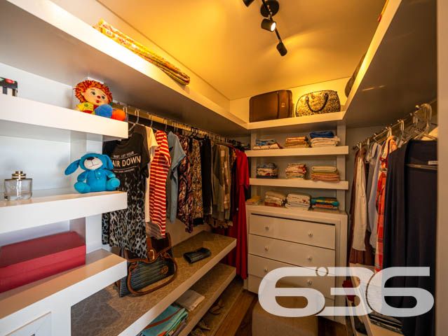 IMÓVEL DE ALTO PADRÃO PERTO DA PRAIA - COM SUÍTE MASTER

Em meio a um mercado imobiliário cada vez mais competitivo, apresentamos a você uma oportunidade única. Um imóvel belíssimo, com acabamento impecável e decoração rústica que encanta à primeira vista. São materiais de ótima qualidade, portas altas e detalhes cuidadosamente pensados para criar um ambiente sofisticado e aconchegante.

A área de festas é um verdadeiro convite para reunir amigos e familiares. Com churrasqueira e fogão a lenha, o espaço oferece um charme único e a possibilidade de preparar refeições deliciosas em meio à beleza natural da região.

A suíte master é simplesmente espetacular, com uma decoração que a torna um ambiente acolhedor e relaxante. São mais 3 dormitórios, duas sacadas, cozinha, sala de estar e jantar, home office e três vagas de garagem, tudo em cômodos amplos, arejados e bem iluminados.

A inclusão de uma escada de madeira - moderna e sofisticada - que liga o segundo andar ao terceiro piso é uma adição impressionante que acrescenta muito valor estético e funcional à propriedade. A escada de madeira, com sua textura natural e calorosa, pode se tornar uma peça central da casa, adicionando um elemento de elegância e charme que é difícil de ser alcançado com outros materiais. Além disso, a escada oferece uma maneira prática e segura de acesso ao terceiro piso, onde está localizada a área de festas, tornando a circulação dentro do imóvel mais fluída e confortável para seus habitantes e visitantes.

Aliás, com uma área construída de 360m², este imóvel é uma oportunidade única de viver com conforto e elegância em uma localização privilegiada. A apenas 110 metros da Praia da Picama em Balneário Barra do Sul, você terá à sua disposição uma região tranquila e acolhedora, com fácil acesso a comércios e serviços.

Não perca esta chance de realizar o sonho de morar em um imóvel sofisticado, com acabamento impecável e decoração rústica bem feita. Agende uma visita e sinta na pele a sensação de estar em um lugar que vai além das expectativas.

Fale conosco e saiba mais:
Telefone: (47) 3448-3636
WhatsApp: (47) 99190-0636

Imobiliária 636. 