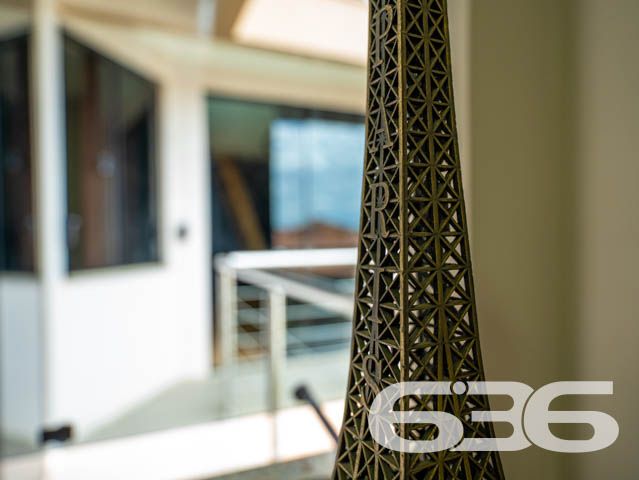 IMÓVEL DE ALTO PADRÃO PERTO DA PRAIA - COM SUÍTE MASTER

Em meio a um mercado imobiliário cada vez mais competitivo, apresentamos a você uma oportunidade única. Um imóvel belíssimo, com acabamento impecável e decoração rústica que encanta à primeira vista. São materiais de ótima qualidade, portas altas e detalhes cuidadosamente pensados para criar um ambiente sofisticado e aconchegante.

A área de festas é um verdadeiro convite para reunir amigos e familiares. Com churrasqueira e fogão a lenha, o espaço oferece um charme único e a possibilidade de preparar refeições deliciosas em meio à beleza natural da região.

A suíte master é simplesmente espetacular, com uma decoração que a torna um ambiente acolhedor e relaxante. São mais 3 dormitórios, duas sacadas, cozinha, sala de estar e jantar, home office e três vagas de garagem, tudo em cômodos amplos, arejados e bem iluminados.

A inclusão de uma escada de madeira - moderna e sofisticada - que liga o segundo andar ao terceiro piso é uma adição impressionante que acrescenta muito valor estético e funcional à propriedade. A escada de madeira, com sua textura natural e calorosa, pode se tornar uma peça central da casa, adicionando um elemento de elegância e charme que é difícil de ser alcançado com outros materiais. Além disso, a escada oferece uma maneira prática e segura de acesso ao terceiro piso, onde está localizada a área de festas, tornando a circulação dentro do imóvel mais fluída e confortável para seus habitantes e visitantes.

Aliás, com uma área construída de 360m², este imóvel é uma oportunidade única de viver com conforto e elegância em uma localização privilegiada. A apenas 110 metros da Praia da Picama em Balneário Barra do Sul, você terá à sua disposição uma região tranquila e acolhedora, com fácil acesso a comércios e serviços.

Não perca esta chance de realizar o sonho de morar em um imóvel sofisticado, com acabamento impecável e decoração rústica bem feita. Agende uma visita e sinta na pele a sensação de estar em um lugar que vai além das expectativas.

Fale conosco e saiba mais:
Telefone: (47) 3448-3636
WhatsApp: (47) 99190-0636

Imobiliária 636. 