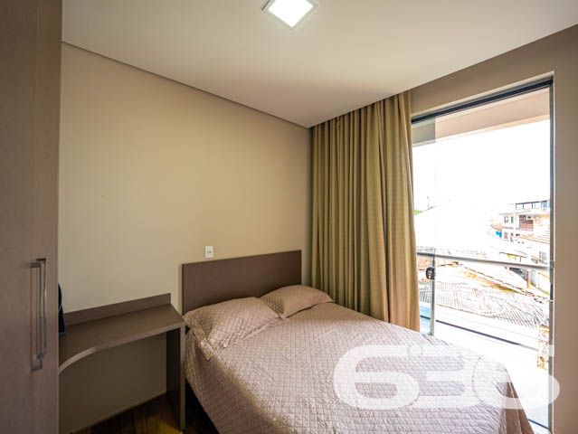 IMÓVEL DE ALTO PADRÃO PERTO DA PRAIA - COM SUÍTE MASTER

Em meio a um mercado imobiliário cada vez mais competitivo, apresentamos a você uma oportunidade única. Um imóvel belíssimo, com acabamento impecável e decoração rústica que encanta à primeira vista. São materiais de ótima qualidade, portas altas e detalhes cuidadosamente pensados para criar um ambiente sofisticado e aconchegante.

A área de festas é um verdadeiro convite para reunir amigos e familiares. Com churrasqueira e fogão a lenha, o espaço oferece um charme único e a possibilidade de preparar refeições deliciosas em meio à beleza natural da região.

A suíte master é simplesmente espetacular, com uma decoração que a torna um ambiente acolhedor e relaxante. São mais 3 dormitórios, duas sacadas, cozinha, sala de estar e jantar, home office e três vagas de garagem, tudo em cômodos amplos, arejados e bem iluminados.

A inclusão de uma escada de madeira - moderna e sofisticada - que liga o segundo andar ao terceiro piso é uma adição impressionante que acrescenta muito valor estético e funcional à propriedade. A escada de madeira, com sua textura natural e calorosa, pode se tornar uma peça central da casa, adicionando um elemento de elegância e charme que é difícil de ser alcançado com outros materiais. Além disso, a escada oferece uma maneira prática e segura de acesso ao terceiro piso, onde está localizada a área de festas, tornando a circulação dentro do imóvel mais fluída e confortável para seus habitantes e visitantes.

Aliás, com uma área construída de 360m², este imóvel é uma oportunidade única de viver com conforto e elegância em uma localização privilegiada. A apenas 110 metros da Praia da Picama em Balneário Barra do Sul, você terá à sua disposição uma região tranquila e acolhedora, com fácil acesso a comércios e serviços.

Não perca esta chance de realizar o sonho de morar em um imóvel sofisticado, com acabamento impecável e decoração rústica bem feita. Agende uma visita e sinta na pele a sensação de estar em um lugar que vai além das expectativas.

Fale conosco e saiba mais:
Telefone: (47) 3448-3636
WhatsApp: (47) 99190-0636

Imobiliária 636. 