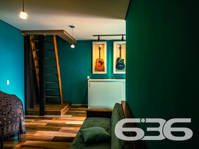 IMÓVEL DE ALTO PADRÃO PERTO DA PRAIA - COM SUÍTE MASTER

Em meio a um mercado imobiliário cada vez mais competitivo, apresentamos a você uma oportunidade única. Um imóvel belíssimo, com acabamento impecável e decoração rústica que encanta à primeira vista. São materiais de ótima qualidade, portas altas e detalhes cuidadosamente pensados para criar um ambiente sofisticado e aconchegante.

A área de festas é um verdadeiro convite para reunir amigos e familiares. Com churrasqueira e fogão a lenha, o espaço oferece um charme único e a possibilidade de preparar refeições deliciosas em meio à beleza natural da região.

A suíte master é simplesmente espetacular, com uma decoração que a torna um ambiente acolhedor e relaxante. São mais 3 dormitórios, duas sacadas, cozinha, sala de estar e jantar, home office e três vagas de garagem, tudo em cômodos amplos, arejados e bem iluminados.

A inclusão de uma escada de madeira - moderna e sofisticada - que liga o segundo andar ao terceiro piso é uma adição impressionante que acrescenta muito valor estético e funcional à propriedade. A escada de madeira, com sua textura natural e calorosa, pode se tornar uma peça central da casa, adicionando um elemento de elegância e charme que é difícil de ser alcançado com outros materiais. Além disso, a escada oferece uma maneira prática e segura de acesso ao terceiro piso, onde está localizada a área de festas, tornando a circulação dentro do imóvel mais fluída e confortável para seus habitantes e visitantes.

Aliás, com uma área construída de 360m², este imóvel é uma oportunidade única de viver com conforto e elegância em uma localização privilegiada. A apenas 110 metros da Praia da Picama em Balneário Barra do Sul, você terá à sua disposição uma região tranquila e acolhedora, com fácil acesso a comércios e serviços.

Não perca esta chance de realizar o sonho de morar em um imóvel sofisticado, com acabamento impecável e decoração rústica bem feita. Agende uma visita e sinta na pele a sensação de estar em um lugar que vai além das expectativas.

Fale conosco e saiba mais:
Telefone: (47) 3448-3636
WhatsApp: (47) 99190-0636

Imobiliária 636. 