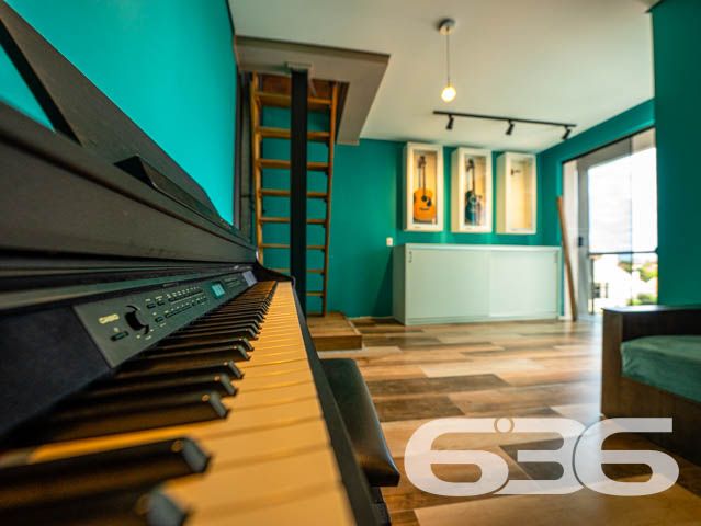 IMÓVEL DE ALTO PADRÃO PERTO DA PRAIA - COM SUÍTE MASTER

Em meio a um mercado imobiliário cada vez mais competitivo, apresentamos a você uma oportunidade única. Um imóvel belíssimo, com acabamento impecável e decoração rústica que encanta à primeira vista. São materiais de ótima qualidade, portas altas e detalhes cuidadosamente pensados para criar um ambiente sofisticado e aconchegante.

A área de festas é um verdadeiro convite para reunir amigos e familiares. Com churrasqueira e fogão a lenha, o espaço oferece um charme único e a possibilidade de preparar refeições deliciosas em meio à beleza natural da região.

A suíte master é simplesmente espetacular, com uma decoração que a torna um ambiente acolhedor e relaxante. São mais 3 dormitórios, duas sacadas, cozinha, sala de estar e jantar, home office e três vagas de garagem, tudo em cômodos amplos, arejados e bem iluminados.

A inclusão de uma escada de madeira - moderna e sofisticada - que liga o segundo andar ao terceiro piso é uma adição impressionante que acrescenta muito valor estético e funcional à propriedade. A escada de madeira, com sua textura natural e calorosa, pode se tornar uma peça central da casa, adicionando um elemento de elegância e charme que é difícil de ser alcançado com outros materiais. Além disso, a escada oferece uma maneira prática e segura de acesso ao terceiro piso, onde está localizada a área de festas, tornando a circulação dentro do imóvel mais fluída e confortável para seus habitantes e visitantes.

Aliás, com uma área construída de 360m², este imóvel é uma oportunidade única de viver com conforto e elegância em uma localização privilegiada. A apenas 110 metros da Praia da Picama em Balneário Barra do Sul, você terá à sua disposição uma região tranquila e acolhedora, com fácil acesso a comércios e serviços.

Não perca esta chance de realizar o sonho de morar em um imóvel sofisticado, com acabamento impecável e decoração rústica bem feita. Agende uma visita e sinta na pele a sensação de estar em um lugar que vai além das expectativas.

Fale conosco e saiba mais:
Telefone: (47) 3448-3636
WhatsApp: (47) 99190-0636

Imobiliária 636. 