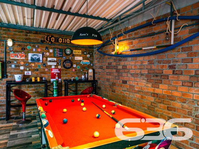 IMÓVEL DE ALTO PADRÃO PERTO DA PRAIA - COM SUÍTE MASTER

Em meio a um mercado imobiliário cada vez mais competitivo, apresentamos a você uma oportunidade única. Um imóvel belíssimo, com acabamento impecável e decoração rústica que encanta à primeira vista. São materiais de ótima qualidade, portas altas e detalhes cuidadosamente pensados para criar um ambiente sofisticado e aconchegante.

A área de festas é um verdadeiro convite para reunir amigos e familiares. Com churrasqueira e fogão a lenha, o espaço oferece um charme único e a possibilidade de preparar refeições deliciosas em meio à beleza natural da região.

A suíte master é simplesmente espetacular, com uma decoração que a torna um ambiente acolhedor e relaxante. São mais 3 dormitórios, duas sacadas, cozinha, sala de estar e jantar, home office e três vagas de garagem, tudo em cômodos amplos, arejados e bem iluminados.

A inclusão de uma escada de madeira - moderna e sofisticada - que liga o segundo andar ao terceiro piso é uma adição impressionante que acrescenta muito valor estético e funcional à propriedade. A escada de madeira, com sua textura natural e calorosa, pode se tornar uma peça central da casa, adicionando um elemento de elegância e charme que é difícil de ser alcançado com outros materiais. Além disso, a escada oferece uma maneira prática e segura de acesso ao terceiro piso, onde está localizada a área de festas, tornando a circulação dentro do imóvel mais fluída e confortável para seus habitantes e visitantes.

Aliás, com uma área construída de 360m², este imóvel é uma oportunidade única de viver com conforto e elegância em uma localização privilegiada. A apenas 110 metros da Praia da Picama em Balneário Barra do Sul, você terá à sua disposição uma região tranquila e acolhedora, com fácil acesso a comércios e serviços.

Não perca esta chance de realizar o sonho de morar em um imóvel sofisticado, com acabamento impecável e decoração rústica bem feita. Agende uma visita e sinta na pele a sensação de estar em um lugar que vai além das expectativas.

Fale conosco e saiba mais:
Telefone: (47) 3448-3636
WhatsApp: (47) 99190-0636

Imobiliária 636. 