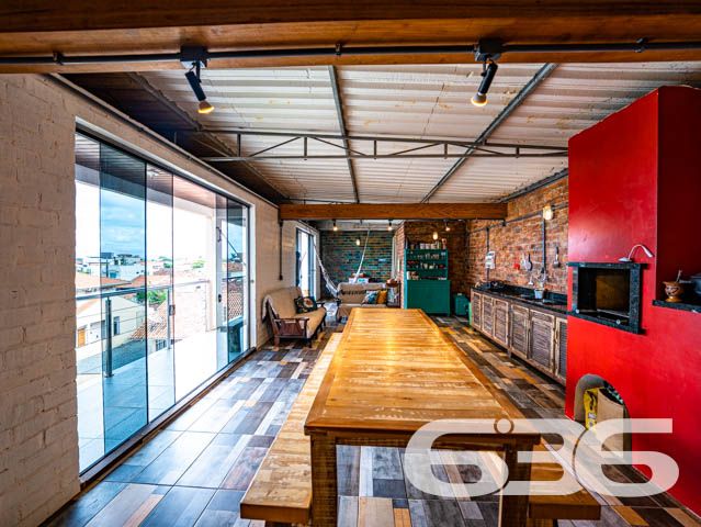 IMÓVEL DE ALTO PADRÃO PERTO DA PRAIA - COM SUÍTE MASTER

Em meio a um mercado imobiliário cada vez mais competitivo, apresentamos a você uma oportunidade única. Um imóvel belíssimo, com acabamento impecável e decoração rústica que encanta à primeira vista. São materiais de ótima qualidade, portas altas e detalhes cuidadosamente pensados para criar um ambiente sofisticado e aconchegante.

A área de festas é um verdadeiro convite para reunir amigos e familiares. Com churrasqueira e fogão a lenha, o espaço oferece um charme único e a possibilidade de preparar refeições deliciosas em meio à beleza natural da região.

A suíte master é simplesmente espetacular, com uma decoração que a torna um ambiente acolhedor e relaxante. São mais 3 dormitórios, duas sacadas, cozinha, sala de estar e jantar, home office e três vagas de garagem, tudo em cômodos amplos, arejados e bem iluminados.

A inclusão de uma escada de madeira - moderna e sofisticada - que liga o segundo andar ao terceiro piso é uma adição impressionante que acrescenta muito valor estético e funcional à propriedade. A escada de madeira, com sua textura natural e calorosa, pode se tornar uma peça central da casa, adicionando um elemento de elegância e charme que é difícil de ser alcançado com outros materiais. Além disso, a escada oferece uma maneira prática e segura de acesso ao terceiro piso, onde está localizada a área de festas, tornando a circulação dentro do imóvel mais fluída e confortável para seus habitantes e visitantes.

Aliás, com uma área construída de 360m², este imóvel é uma oportunidade única de viver com conforto e elegância em uma localização privilegiada. A apenas 110 metros da Praia da Picama em Balneário Barra do Sul, você terá à sua disposição uma região tranquila e acolhedora, com fácil acesso a comércios e serviços.

Não perca esta chance de realizar o sonho de morar em um imóvel sofisticado, com acabamento impecável e decoração rústica bem feita. Agende uma visita e sinta na pele a sensação de estar em um lugar que vai além das expectativas.

Fale conosco e saiba mais:
Telefone: (47) 3448-3636
WhatsApp: (47) 99190-0636

Imobiliária 636. 