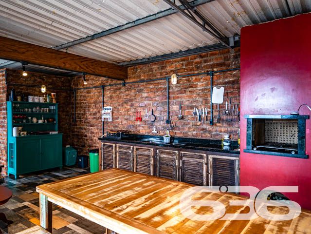 IMÓVEL DE ALTO PADRÃO PERTO DA PRAIA - COM SUÍTE MASTER

Em meio a um mercado imobiliário cada vez mais competitivo, apresentamos a você uma oportunidade única. Um imóvel belíssimo, com acabamento impecável e decoração rústica que encanta à primeira vista. São materiais de ótima qualidade, portas altas e detalhes cuidadosamente pensados para criar um ambiente sofisticado e aconchegante.

A área de festas é um verdadeiro convite para reunir amigos e familiares. Com churrasqueira e fogão a lenha, o espaço oferece um charme único e a possibilidade de preparar refeições deliciosas em meio à beleza natural da região.

A suíte master é simplesmente espetacular, com uma decoração que a torna um ambiente acolhedor e relaxante. São mais 3 dormitórios, duas sacadas, cozinha, sala de estar e jantar, home office e três vagas de garagem, tudo em cômodos amplos, arejados e bem iluminados.

A inclusão de uma escada de madeira - moderna e sofisticada - que liga o segundo andar ao terceiro piso é uma adição impressionante que acrescenta muito valor estético e funcional à propriedade. A escada de madeira, com sua textura natural e calorosa, pode se tornar uma peça central da casa, adicionando um elemento de elegância e charme que é difícil de ser alcançado com outros materiais. Além disso, a escada oferece uma maneira prática e segura de acesso ao terceiro piso, onde está localizada a área de festas, tornando a circulação dentro do imóvel mais fluída e confortável para seus habitantes e visitantes.

Aliás, com uma área construída de 360m², este imóvel é uma oportunidade única de viver com conforto e elegância em uma localização privilegiada. A apenas 110 metros da Praia da Picama em Balneário Barra do Sul, você terá à sua disposição uma região tranquila e acolhedora, com fácil acesso a comércios e serviços.

Não perca esta chance de realizar o sonho de morar em um imóvel sofisticado, com acabamento impecável e decoração rústica bem feita. Agende uma visita e sinta na pele a sensação de estar em um lugar que vai além das expectativas.

Fale conosco e saiba mais:
Telefone: (47) 3448-3636
WhatsApp: (47) 99190-0636

Imobiliária 636. 