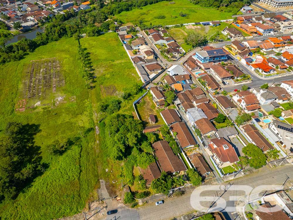 AMPLO TERRENO NO BAIRRO BUCAREIN - ESTUDA PERMUTA 

Você está procurando por um terreno amplo, bem localizado e pronto para construir? Então não perca esta oportunidade de adquirir este terreno incrível no bairro Bucarein em Joinville!

Com uma área total de 643,40m², este terreno possui um formato de trapézio, o que permite uma variedade de projetos de construção. Além disso, ele está situado em uma região privilegiada da cidade, a poucos passos da Arena Joinville e próximo de diversas escolas, CEIs, mercados, padarias e outros serviços essenciais.

O terreno é plano e está pronto para receber sua construção, seja ela residencial ou comercial. Aqui, você terá a liberdade de criar o projeto que sempre sonhou, em uma localização de destaque na cidade.

Não deixe passar esta chance de adquirir um terreno com uma localização tão privilegiada em Joinville. Aproveite para realizar seus projetos e transformar este terreno em um empreendimento único e especial.

Venha conhecer o terreno pessoalmente e descubra todas as possibilidades que ele oferece!


Fale conosco e saiba mais:
Telefone: (47) 3451-0636
WhatsApp: (47) 99190-0636

Imobiliária 636. 