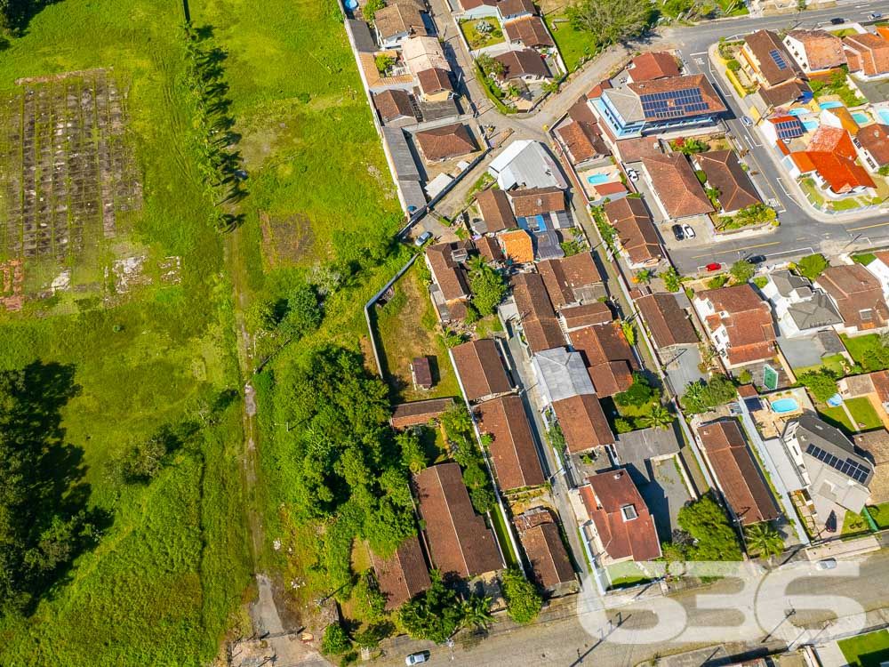 AMPLO TERRENO NO BAIRRO BUCAREIN - ESTUDA PERMUTA 

Você está procurando por um terreno amplo, bem localizado e pronto para construir? Então não perca esta oportunidade de adquirir este terreno incrível no bairro Bucarein em Joinville!

Com uma área total de 643,40m², este terreno possui um formato de trapézio, o que permite uma variedade de projetos de construção. Além disso, ele está situado em uma região privilegiada da cidade, a poucos passos da Arena Joinville e próximo de diversas escolas, CEIs, mercados, padarias e outros serviços essenciais.

O terreno é plano e está pronto para receber sua construção, seja ela residencial ou comercial. Aqui, você terá a liberdade de criar o projeto que sempre sonhou, em uma localização de destaque na cidade.

Não deixe passar esta chance de adquirir um terreno com uma localização tão privilegiada em Joinville. Aproveite para realizar seus projetos e transformar este terreno em um empreendimento único e especial.

Venha conhecer o terreno pessoalmente e descubra todas as possibilidades que ele oferece!


Fale conosco e saiba mais:
Telefone: (47) 3451-0636
WhatsApp: (47) 99190-0636

Imobiliária 636. 