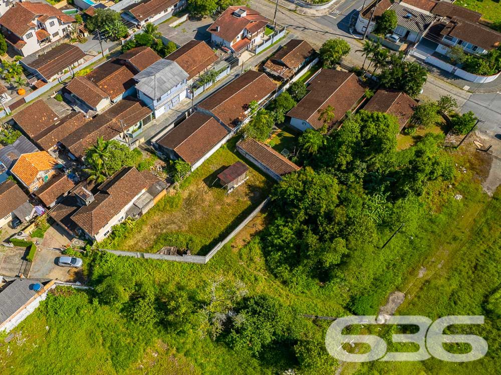 AMPLO TERRENO NO BAIRRO BUCAREIN - ESTUDA PERMUTA 

Você está procurando por um terreno amplo, bem localizado e pronto para construir? Então não perca esta oportunidade de adquirir este terreno incrível no bairro Bucarein em Joinville!

Com uma área total de 643,40m², este terreno possui um formato de trapézio, o que permite uma variedade de projetos de construção. Além disso, ele está situado em uma região privilegiada da cidade, a poucos passos da Arena Joinville e próximo de diversas escolas, CEIs, mercados, padarias e outros serviços essenciais.

O terreno é plano e está pronto para receber sua construção, seja ela residencial ou comercial. Aqui, você terá a liberdade de criar o projeto que sempre sonhou, em uma localização de destaque na cidade.

Não deixe passar esta chance de adquirir um terreno com uma localização tão privilegiada em Joinville. Aproveite para realizar seus projetos e transformar este terreno em um empreendimento único e especial.

Venha conhecer o terreno pessoalmente e descubra todas as possibilidades que ele oferece!


Fale conosco e saiba mais:
Telefone: (47) 3451-0636
WhatsApp: (47) 99190-0636

Imobiliária 636. 