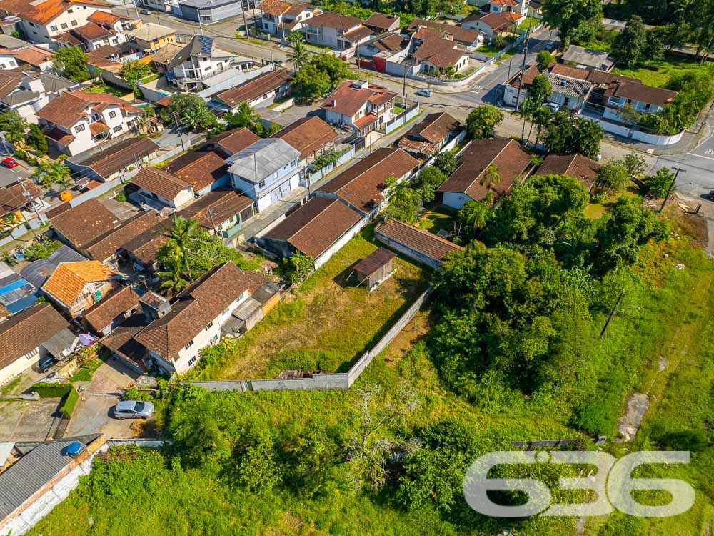 AMPLO TERRENO NO BAIRRO BUCAREIN - ESTUDA PERMUTA 

Você está procurando por um terreno amplo, bem localizado e pronto para construir? Então não perca esta oportunidade de adquirir este terreno incrível no bairro Bucarein em Joinville!

Com uma área total de 643,40m², este terreno possui um formato de trapézio, o que permite uma variedade de projetos de construção. Além disso, ele está situado em uma região privilegiada da cidade, a poucos passos da Arena Joinville e próximo de diversas escolas, CEIs, mercados, padarias e outros serviços essenciais.

O terreno é plano e está pronto para receber sua construção, seja ela residencial ou comercial. Aqui, você terá a liberdade de criar o projeto que sempre sonhou, em uma localização de destaque na cidade.

Não deixe passar esta chance de adquirir um terreno com uma localização tão privilegiada em Joinville. Aproveite para realizar seus projetos e transformar este terreno em um empreendimento único e especial.

Venha conhecer o terreno pessoalmente e descubra todas as possibilidades que ele oferece!


Fale conosco e saiba mais:
Telefone: (47) 3451-0636
WhatsApp: (47) 99190-0636

Imobiliária 636. 