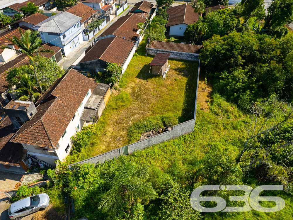 AMPLO TERRENO NO BAIRRO BUCAREIN - ESTUDA PERMUTA 

Você está procurando por um terreno amplo, bem localizado e pronto para construir? Então não perca esta oportunidade de adquirir este terreno incrível no bairro Bucarein em Joinville!

Com uma área total de 643,40m², este terreno possui um formato de trapézio, o que permite uma variedade de projetos de construção. Além disso, ele está situado em uma região privilegiada da cidade, a poucos passos da Arena Joinville e próximo de diversas escolas, CEIs, mercados, padarias e outros serviços essenciais.

O terreno é plano e está pronto para receber sua construção, seja ela residencial ou comercial. Aqui, você terá a liberdade de criar o projeto que sempre sonhou, em uma localização de destaque na cidade.

Não deixe passar esta chance de adquirir um terreno com uma localização tão privilegiada em Joinville. Aproveite para realizar seus projetos e transformar este terreno em um empreendimento único e especial.

Venha conhecer o terreno pessoalmente e descubra todas as possibilidades que ele oferece!


Fale conosco e saiba mais:
Telefone: (47) 3451-0636
WhatsApp: (47) 99190-0636

Imobiliária 636. 