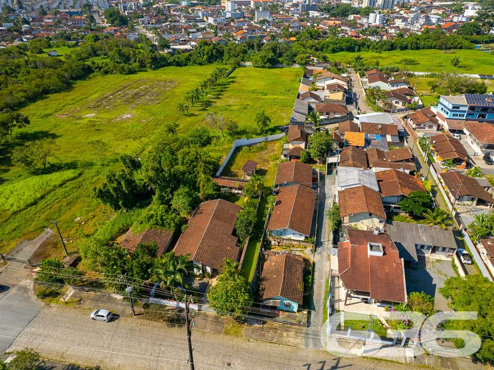 AMPLO TERRENO NO BAIRRO BUCAREIN - ESTUDA PERMUTA 

Você está procurando por um terreno amplo, bem localizado e pronto para construir? Então não perca esta oportunidade de adquirir este terreno incrível no bairro Bucarein em Joinville!

Com uma área total de 643,40m², este terreno possui um formato de trapézio, o que permite uma variedade de projetos de construção. Além disso, ele está situado em uma região privilegiada da cidade, a poucos passos da Arena Joinville e próximo de diversas escolas, CEIs, mercados, padarias e outros serviços essenciais.

O terreno é plano e está pronto para receber sua construção, seja ela residencial ou comercial. Aqui, você terá a liberdade de criar o projeto que sempre sonhou, em uma localização de destaque na cidade.

Não deixe passar esta chance de adquirir um terreno com uma localização tão privilegiada em Joinville. Aproveite para realizar seus projetos e transformar este terreno em um empreendimento único e especial.

Venha conhecer o terreno pessoalmente e descubra todas as possibilidades que ele oferece!


Fale conosco e saiba mais:
Telefone: (47) 3451-0636
WhatsApp: (47) 99190-0636

Imobiliária 636. 