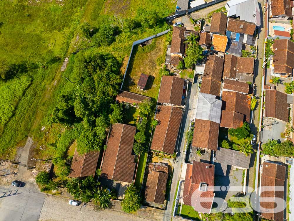 AMPLO TERRENO NO BAIRRO BUCAREIN - ESTUDA PERMUTA 

Você está procurando por um terreno amplo, bem localizado e pronto para construir? Então não perca esta oportunidade de adquirir este terreno incrível no bairro Bucarein em Joinville!

Com uma área total de 643,40m², este terreno possui um formato de trapézio, o que permite uma variedade de projetos de construção. Além disso, ele está situado em uma região privilegiada da cidade, a poucos passos da Arena Joinville e próximo de diversas escolas, CEIs, mercados, padarias e outros serviços essenciais.

O terreno é plano e está pronto para receber sua construção, seja ela residencial ou comercial. Aqui, você terá a liberdade de criar o projeto que sempre sonhou, em uma localização de destaque na cidade.

Não deixe passar esta chance de adquirir um terreno com uma localização tão privilegiada em Joinville. Aproveite para realizar seus projetos e transformar este terreno em um empreendimento único e especial.

Venha conhecer o terreno pessoalmente e descubra todas as possibilidades que ele oferece!


Fale conosco e saiba mais:
Telefone: (47) 3451-0636
WhatsApp: (47) 99190-0636

Imobiliária 636. 