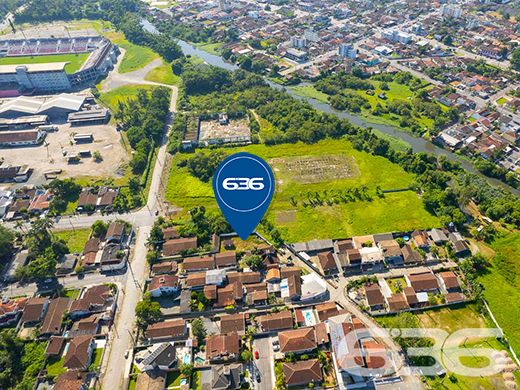 AMPLO TERRENO NO BAIRRO BUCAREIN - ESTUDA PERMUTA 

Você está procurando por um terreno amplo, bem localizado e pronto para construir? Então não perca esta oportunidade de adquirir este terreno incrível no bairro Bucarein em Joinville!

Com uma área total de 643,40m², este terreno possui um formato de trapézio, o que permite uma variedade de projetos de construção. Além disso, ele está situado em uma região privilegiada da cidade, a poucos passos da Arena Joinville e próximo de diversas escolas, CEIs, mercados, padarias e outros serviços essenciais.

O terreno é plano e está pronto para receber sua construção, seja ela residencial ou comercial. Aqui, você terá a liberdade de criar o projeto que sempre sonhou, em uma localização de destaque na cidade.

Não deixe passar esta chance de adquirir um terreno com uma localização tão privilegiada em Joinville. Aproveite para realizar seus projetos e transformar este terreno em um empreendimento único e especial.

Venha conhecer o terreno pessoalmente e descubra todas as possibilidades que ele oferece!


Fale conosco e saiba mais:
Telefone: (47) 3451-0636
WhatsApp: (47) 99190-0636

Imobiliária 636. 
