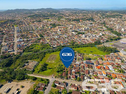 AMPLO TERRENO NO BAIRRO BUCAREIN - ESTUDA PERMUTA 

Você está procurando por um terreno amplo, bem localizado e pronto para construir? Então não perca esta oportunidade de adquirir este terreno incrível no bairro Bucarein em Joinville!

Com uma área total de 643,40m², este terreno possui um formato de trapézio, o que permite uma variedade de projetos de construção. Além disso, ele está situado em uma região privilegiada da cidade, a poucos passos da Arena Joinville e próximo de diversas escolas, CEIs, mercados, padarias e outros serviços essenciais.

O terreno é plano e está pronto para receber sua construção, seja ela residencial ou comercial. Aqui, você terá a liberdade de criar o projeto que sempre sonhou, em uma localização de destaque na cidade.

Não deixe passar esta chance de adquirir um terreno com uma localização tão privilegiada em Joinville. Aproveite para realizar seus projetos e transformar este terreno em um empreendimento único e especial.

Venha conhecer o terreno pessoalmente e descubra todas as possibilidades que ele oferece!


Fale conosco e saiba mais:
Telefone: (47) 3451-0636
WhatsApp: (47) 99190-0636

Imobiliária 636. 