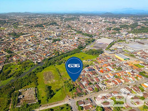 AMPLO TERRENO NO BAIRRO BUCAREIN - ESTUDA PERMUTA 

Você está procurando por um terreno amplo, bem localizado e pronto para construir? Então não perca esta oportunidade de adquirir este terreno incrível no bairro Bucarein em Joinville!

Com uma área total de 643,40m², este terreno possui um formato de trapézio, o que permite uma variedade de projetos de construção. Além disso, ele está situado em uma região privilegiada da cidade, a poucos passos da Arena Joinville e próximo de diversas escolas, CEIs, mercados, padarias e outros serviços essenciais.

O terreno é plano e está pronto para receber sua construção, seja ela residencial ou comercial. Aqui, você terá a liberdade de criar o projeto que sempre sonhou, em uma localização de destaque na cidade.

Não deixe passar esta chance de adquirir um terreno com uma localização tão privilegiada em Joinville. Aproveite para realizar seus projetos e transformar este terreno em um empreendimento único e especial.

Venha conhecer o terreno pessoalmente e descubra todas as possibilidades que ele oferece!


Fale conosco e saiba mais:
Telefone: (47) 3451-0636
WhatsApp: (47) 99190-0636

Imobiliária 636. 