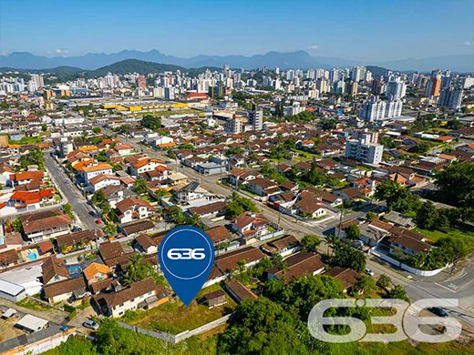 AMPLO TERRENO NO BAIRRO BUCAREIN - ESTUDA PERMUTA 

Você está procurando por um terreno amplo, bem localizado e pronto para construir? Então não perca esta oportunidade de adquirir este terreno incrível no bairro Bucarein em Joinville!

Com uma área total de 643,40m², este terreno possui um formato de trapézio, o que permite uma variedade de projetos de construção. Além disso, ele está situado em uma região privilegiada da cidade, a poucos passos da Arena Joinville e próximo de diversas escolas, CEIs, mercados, padarias e outros serviços essenciais.

O terreno é plano e está pronto para receber sua construção, seja ela residencial ou comercial. Aqui, você terá a liberdade de criar o projeto que sempre sonhou, em uma localização de destaque na cidade.

Não deixe passar esta chance de adquirir um terreno com uma localização tão privilegiada em Joinville. Aproveite para realizar seus projetos e transformar este terreno em um empreendimento único e especial.

Venha conhecer o terreno pessoalmente e descubra todas as possibilidades que ele oferece!


Fale conosco e saiba mais:
Telefone: (47) 3451-0636
WhatsApp: (47) 99190-0636

Imobiliária 636. 